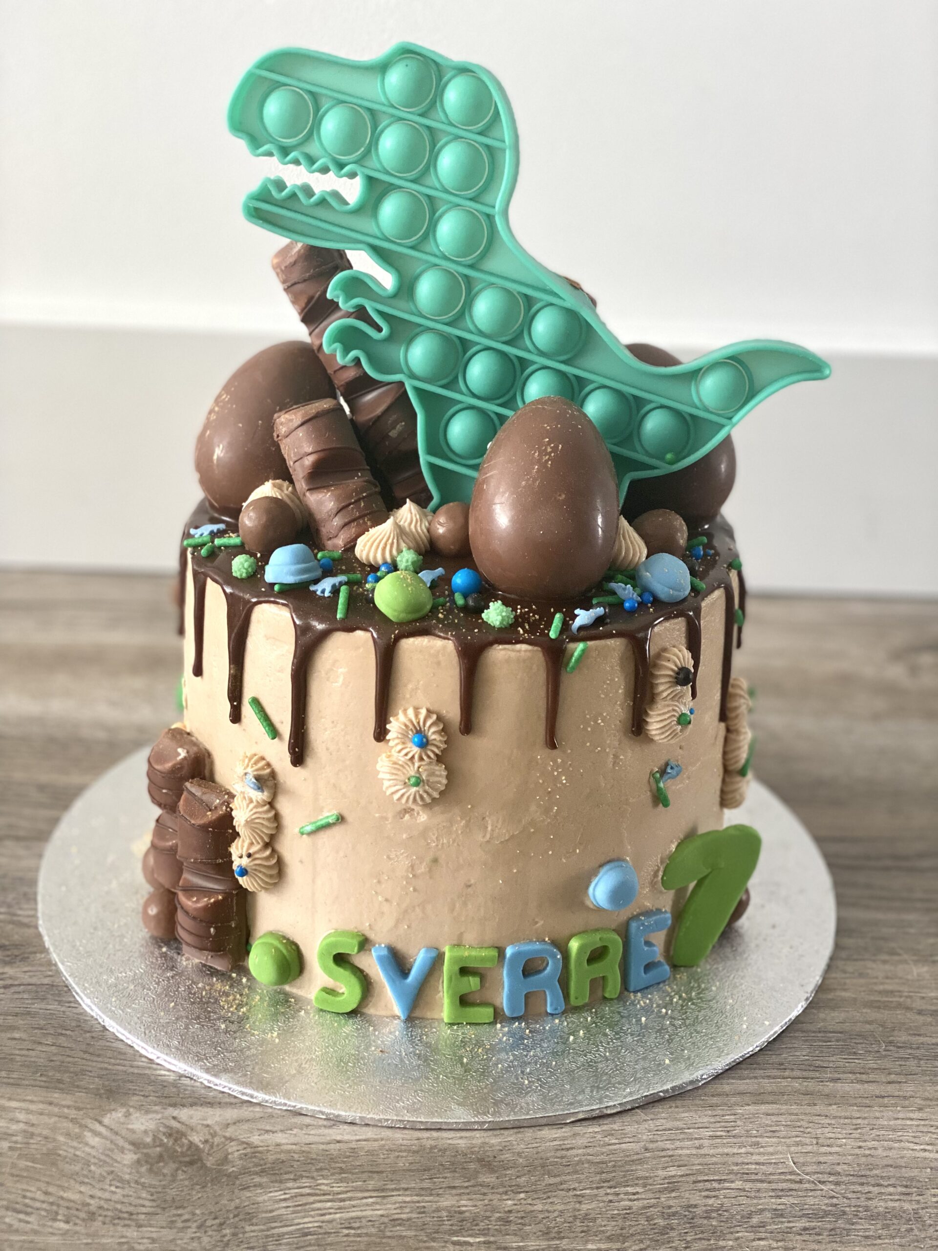dinopopitcake